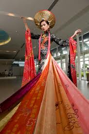 Chiếc áo được NTK Võ Việt Chung may từ 1000m vải với chất liệu truyền thống ba miền: Bắc, Trung, Nam. Áo được đính 2000 viên kim cương và các Shbet111 kèo cá cược world cup bằng vàng trang trí trên áo và khăn đóng.